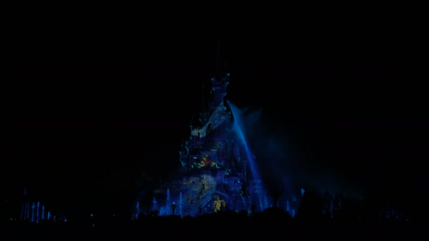 Paris, Frankrike-april 2, 2019: människor på kvällen show Disneyland Illuminations — Stockvideo