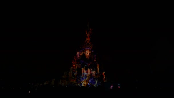 Paris, Fransa - 2 Nisan 2019: akşam gösterisi Disneyland Illuminations insanlar — Stok video