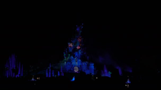 Paris, França - 2 de abril de 2019: pessoas no show da noite Disneyland Illuminations — Vídeo de Stock