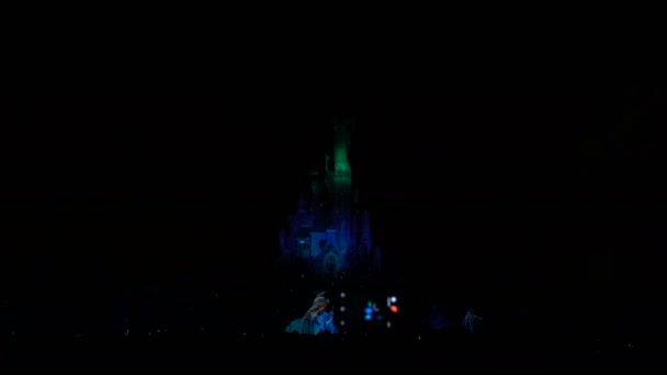 Paříž, Francie-2. duben 2019: lidé v noci ukazují na Disneyland osvětlení — Stock video