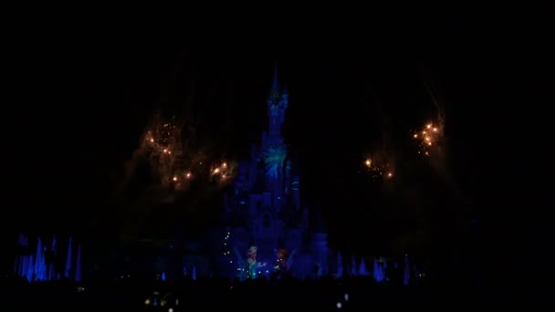 Paryż, Francja-2 kwietnia 2019: ludzie na wieczór Pokaż Disneyland Iluminacje — Wideo stockowe