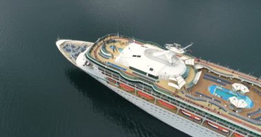 Körfezden limana yelken lüks orta yolcu gemisi havadan görünümü