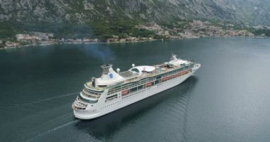 Kotor, Karadağ - 15 Mayıs 2019: Körfezden limana yelken li lüks orta yolcu gemisinin havadan görünümü