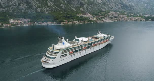 Kotor, Montenegro-mei 15, 2019: luchtfoto van luxe medium cruiseschip zeilen naar de haven door de baai — Stockvideo