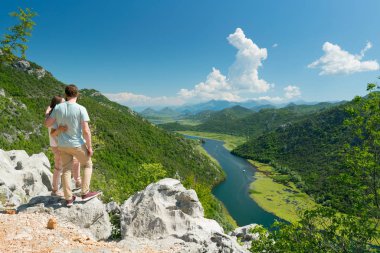 çift Crnojevica Nehri manzarasının tadını çıkarıyor