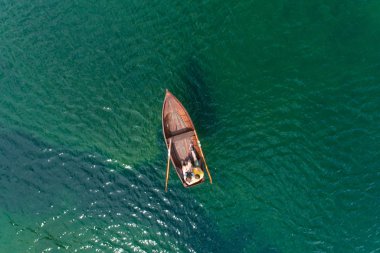 Bir gölün arka planda bir teknede genç çift.