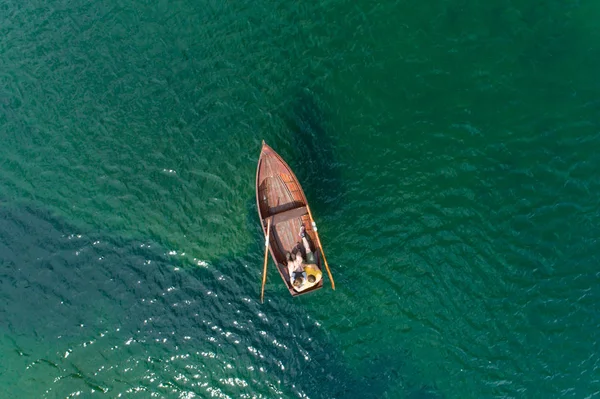 Pareja joven en un barco en el fondo de un lago . —  Fotos de Stock