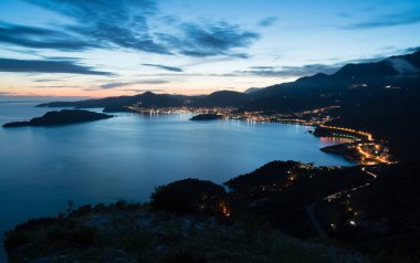 Budva şehri ile gece manzara