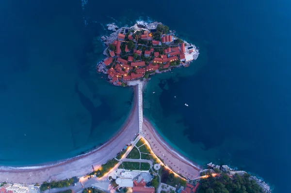 Вид с воздуха на остров Святого Стефана в Будве, Черногория — стоковое фото