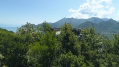 Çift birbirlerini kucaklıyor ve Skadar Gölü 'nün gözlem güvertesinden muhteşem bir manzaraya sahiptir