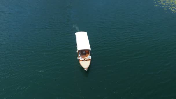 Flotteurs de bateau à moteur sur une rivière Crnojevica, aérien — Video