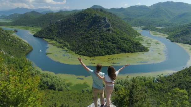 Couple se tenant la main près de la rivière Crnojevica au Monténégro — Video