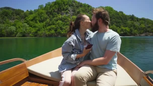 Пара насолоджується прогулянкою на моторному човні на озері — стокове відео