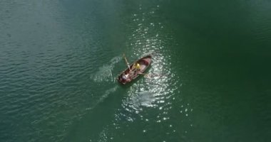 Bir gölün arka planda bir teknede genç çift.