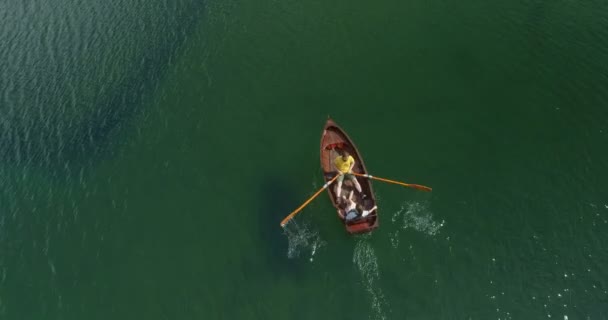 Jeune couple dans un bateau sur le fond d'un lac . — Video