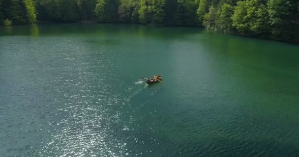 Молодая пара в лодке на фоне озера . — стоковое видео