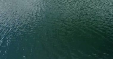 Bir gölün arka planda bir teknede genç çift.