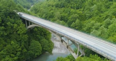Moraca Nehri boyunca yol köprüsünün havadan görünümü.