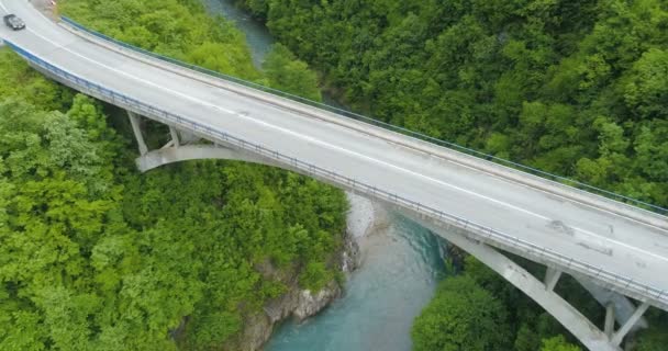 Moraca Nehri boyunca yol köprüsünün havadan görünümü. — Stok video