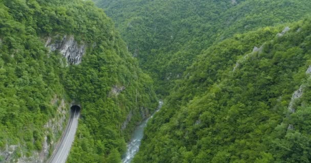 Εναέρια θέα στο φαράγγι του βουνού του ποταμού Moraca. — Αρχείο Βίντεο