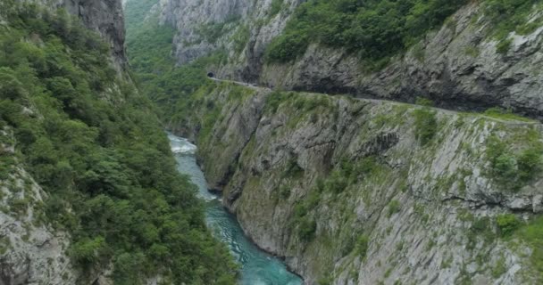 Vista aerea della strada nel canyon del fiume Moraca — Video Stock