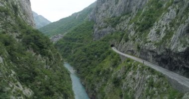 nehir Moraca Kanyonu yolun havadan görünümü