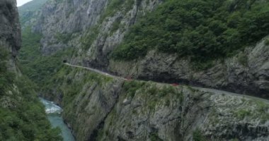 nehir Moraca Kanyonu yolun havadan görünümü