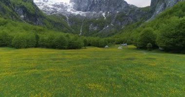 Grebaje Vadisi Prokletije Dağları 'nın havadan görünümü