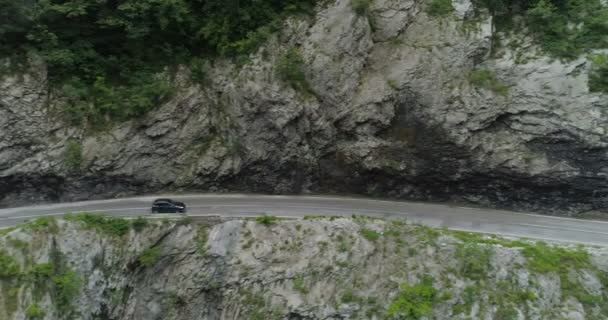 Widok z lotu ptaka na drogę w kanionie rzeki Moraca — Wideo stockowe