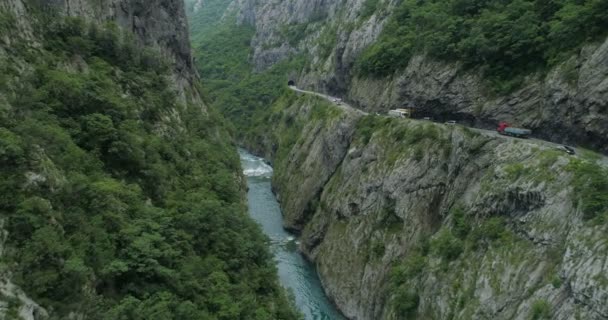 Вид с воздуха на дорогу в каньоне реки Морача — стоковое видео