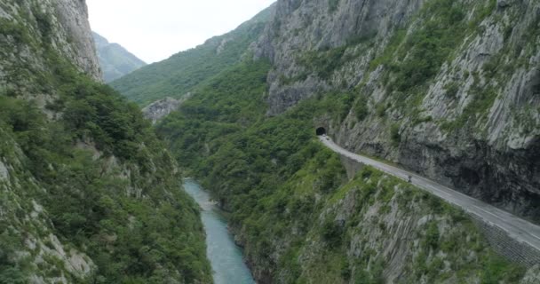 Luchtfoto van de weg in de Canyon van de rivier de Moraca — Stockvideo