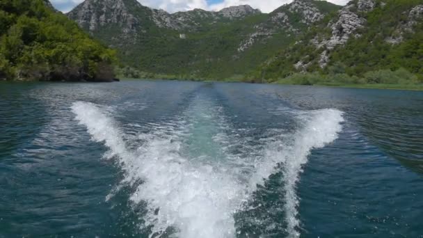 Моторная лодка след на воде — стоковое видео