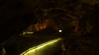 Cetinje yakınlarındaki Lipa Mağarası içinde