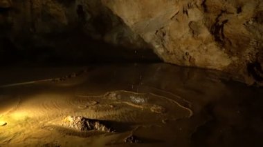 Cetinje yakınlarındaki Lipa Mağarası içinde