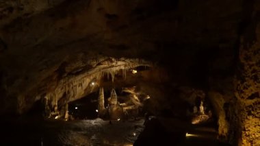 Cetinje yakınlarındaki Lipa Mağarası içinde