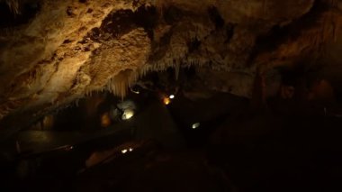 Cetinje yakınlarındaki Lipa Mağarası içinde