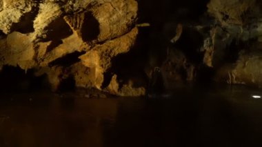 Cetinje yakınlarındaki Lipa Mağarası içinde