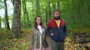 Çift bir orman yolu boyunca yürüyüş