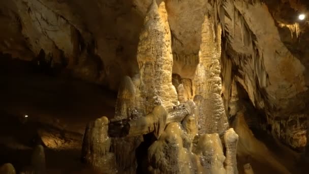 Dentro de la cueva de Lipa cerca de Cetinje — Vídeos de Stock