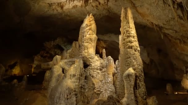 Insidan Lipa Cave nära Cetinje — Stockvideo