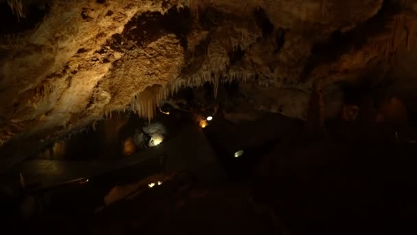 Dentro de la cueva de Lipa cerca de Cetinje — Vídeos de Stock