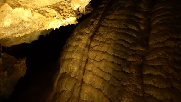 Insidan Lipa Cave nära Cetinje — Stockvideo