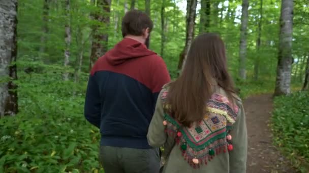 Пара йде лісовою стежкою — стокове відео