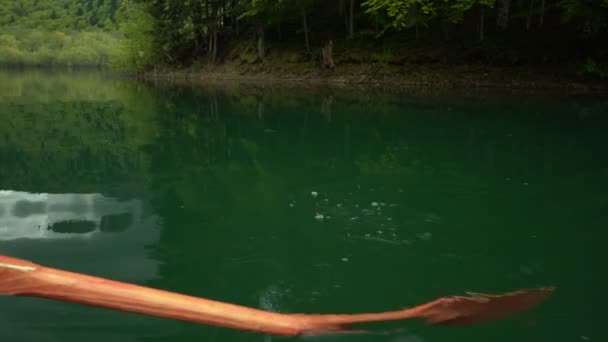 Paleta rastrillando agua en el lago — Vídeo de stock