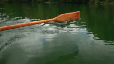 Gölde bir kürek tekne sürme çift