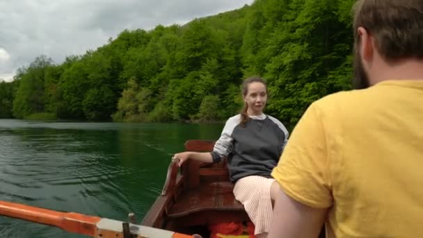 Couple chevauchant dans un bateau à rames sur le lac — Video