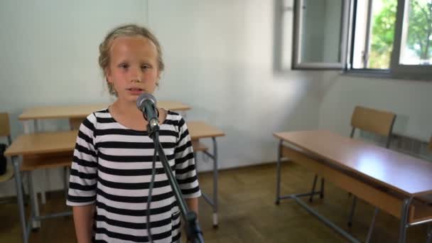 Siebenjähriges Mädchen übt Gesang — Stockvideo