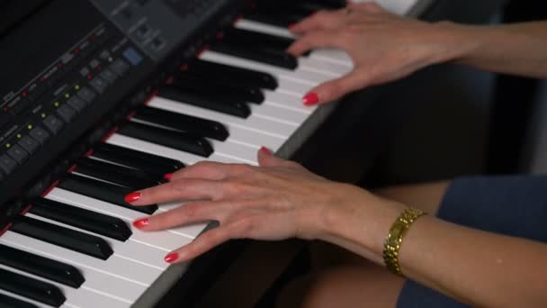 Manos femeninas tocando el piano — Vídeos de Stock