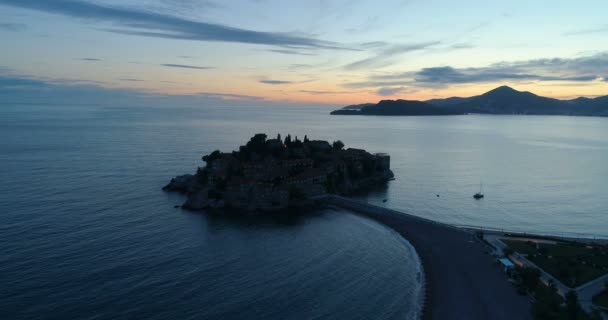 Vista aérea de la isla de Sveti Stefan en Budva — Vídeo de stock