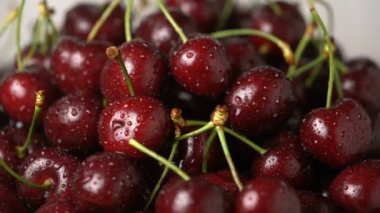 Taze, olgun, sulu kiraz arka plan, yakın berry, rotasyon döngülü. Yemek geçmişi. Gastronomi konsepti, organik gıda. Plaka makro kırmızı kiraz meyve.